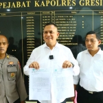 Kasat Resnarkoba  Polres Gresik, Iptu Joko Suprianto (tengah) saat memberikan keterangan pers. FOTO: ist.