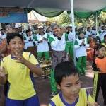 M Anton, Wali Kota Malang, didampingi Kadiknas Kota Malang bersama tim juri, mengikuti senam yang ditampilkan oleh siswa SDN Gadang 1 Malang. foto: iwan irawan/BANGSAONLINE