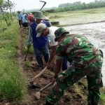 Kerja bakti pelebaran jalan menuju akses sawah warga.