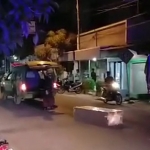 Peti jenazah pasien Covid-19 saat tergeletak di Jalan Raya Desa Sekapuk, Kecamatan Ujungpangkah, Kabupaten Gresik usai terjatuh dari ambulans. (foto: ist)