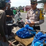 AKP Eko Iskandar saat memberikan sosialisasi kepada pengendara yang memodif motornya dengan menambahkan rengkek.