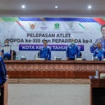 Kepala Dinas Kebudayaan, Pariwisata, Pemuda dan Olahraga Kota Kediri, Zachrie Ahmad (tengah) di acara pelepasan kontingen Popda dan Pepaperda. Foto: Ist