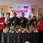 Para juri beserta hasil karya minuman para peserta