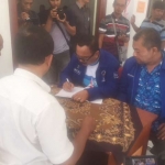 Salah satu pengurus partai politik saat mendaftar ke KPU Kota Kediri. Foto: ARIF K/BANGSAONLINE