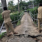 Jembatan penghubung dua dusun di Desa Kemiri, Kecamatan Panti, Kabupaten Jember ambruk. (foto: ist)