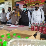 Polresta Banyuwangi saat membeber barang bukti berupa miras hasil operasi cipkon jelang tahun baru.