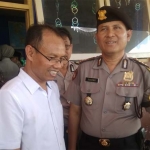 Direktorat Sabhara Kombes Pol Sugeng Ingat Rikolo (kanan) saat menghadiri baksos  di Desa Weru, Paciran, Lamongan.