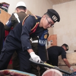 Petugas Gabungan saat memeriksa salah satu sel tahanan. (Ist).
