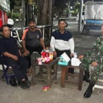 Para Babinsa bersama warga di sela-sela patroli.