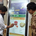 Wali Kota Kediri Abdullah Abu Bakar (kiri) saat me-launching MallUMKM Kediri Sale 2020 bersama Tokopedia. (foto: ist).