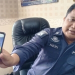 Kasatreskrim Polres Blitar Kota, AKP Heri Sugiono menunjukkan korban dengan pelipis diperban.