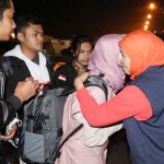 ?Gubernur Khofifah sambut langsung kedatangan 60 mahasiswa Jatim dari Natuna di Bandara Juanda.