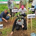 Bupati Fathul Huda saat penanaman pohon di puncak acara HPN RPS Tuban. foto: GUNAWAN/ BANGSAONLINE