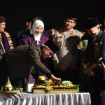 Gus Qowim, Wakil Wali Kota Kediri saat memotong tumpeng 