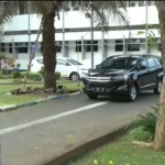 Mobil yang ditumpangi Tim Penyidik KPK saat hendak keluar dari MPP Probolinggo usai melakukan penggeledahan.