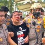 Tampak wajah Ade Armando babak belur dan berlumuran darah setelah diahajr massa di kawasan komplek DPR/MPR RI Senayan, Jakarta, Senin (11/4/2022). Foto: medsos
