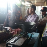 Tim Satgas Pangan saat mengecek harga di salah satu lapak penjual daging.