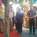Gubernur Jatim Khofifah Indar Parawansa menjelaskan makna pohon berkah kepada para ASN Pemprov Jatim. foto: Diday/ BANGSAONLINE