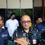 Keterangan foto dari kiri ke kanan: Sekretaris Disnaker Jember, Rifendi; Asisten II Bupati Jember, Hendro; dan Direktur Polije, Saiful Anwar.