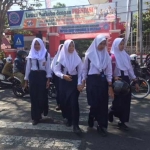 Siswa-siswi di Blitar saat pulang sekolah.