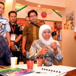 Gubernur meninjau salah satu stan (Booth) pameran The 20th Majapahit International Travel Fair (MITF) di Exhibition Hall Grand City Surabaya. foto: ist