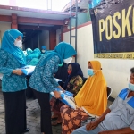 Ketua TP PKK Kota Kediri Ferry Silviana Abu Bakar saat menyerahkan bantuan sembako dari TP PKK Provinsi Jawa Timur secara simbolis kepada penerima bantuan, Jumat (10/9/2021). (foto: ist)