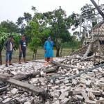 Bangunan gudang bengkel teralis yang terbuat dari galvalum ambruk akibat terpaan kencangnya hujan disertai angin di siang menjelang sore tersebut.