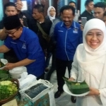 Pakde Karwo menjamu Khofifah dengan menu nasi pecel di kantor DPD Partai Demokrat Jatim. Foto: Didi Rosadi/BANGSAONLINE
