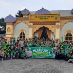 Petugas Satlantas Polres Gresik bersama driver ojol dalam acara Mlaku Jol. Foto: Ist.