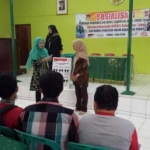 Komisioner KPU Yayuk Dwi Astuti Setyorini saat menyosialisasikan Pilgub Jatim 2018.