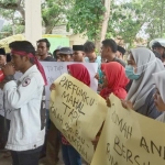 Puluhan warga Socah saat menggelar aksi ke kantor DLH untuk menuntut penyelesaian dampak yang ditimbulkan dari TPA Buluh.