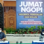 Bupati dan Wakil Bupati Kediri, Hanindhito Himawan Pramana dan Dewi Mariya Ulfa saat menggelar Jumat Ngopi perdana di Pendopo Kabupaten Kediri, Jumat (5/3). foto: ist.
