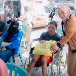  Anggota Komisi 1 DPRD Tuban, Tri Astuti saat memberikan Bansos kepada Penyandang Difabel di acara Peringatan HUT Ke-17 Gerindra.