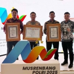 Jajaran Polres Mojokerto Kota saat menunjukkan penghargaan yang diraih.