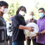 Wali Kota Kediri Abdullah Abu Bakar didampingi Kepala Dinas Ketahanan Pangan dan Pertanian Kota Kediri M. Ridwan saat menyerahkan bantuan bibit ikan koi kepada Ifan, perwakilan petani koi Kelurahan Gayam. (foto: ist)