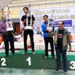 Para pemenang menerima trofi dalam Kejurda taekwondo Jatim.