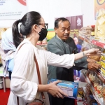 Ketua Dekranasda Kabupaten Kediri, Eriani Annisa Hanindhito, saat mengunjungi salah satu stan produk UMKM. Foto: Ist