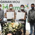 Direktur Utama Petrokimia Gresik, Dwi Satriyo Annurogo, bersama pimpinan anak perusahaan PTPN III holding saat penandatanganan MoU kerja sama perluasan program makmur. Foto: Ist