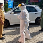 Lurah Burengan dan Tim Satgas Covid-19 Kelurahan Burengan ketika melakukan patroli di tempat-tempat yang berpotensi menimbulkan kerumunan. (foto: ist)