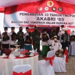 Alumni Akabri 89 foto bersama saat menggelar baksos dan vaksinasi.