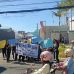 AMPH atau Aliansi Mahasiswa Peduli Hukum saat menggelar demo terkait proyek properti dan rumah kos kavling Metropoint di kawasan Merjosari, Kecamatan Lowokwaru, Kota Malang.