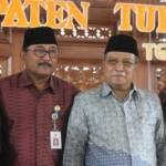 Dari kiri bupati Tuban H.Fathul Huda, Plt Dirjen Pembangunan kawasan pedesaan Drs. Johozua, Ketua Umum PBNU Said Aqil Siraj, dan Dirut Perhutani Mustoha Iskandar. foto: Suwandi/BangsaOnline.com