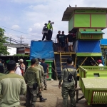 Proses perobohan beberapa pagupon di Jl. Ploso, Minggu (26/6/2022).