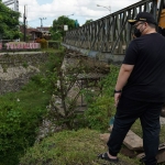 Bupati Kediri Hanindhito Himawan Pramana saat mengecek persiapan pembangunan kembali Jembatan Ngadi, Kecamatan Mojo. foto: ist.