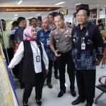 Bupati Sambari mendampingi Deputi Deputi Bidang pelayanan Publik Kemenpan-RB RI, Prof. Diah Natalisa, M.B.A. saat meninjau MPP Pemkab Gresik. foto: ist.