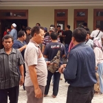 Puluhan korban Investasi Bodong saat menggeruduk kantor CV. Tri Manunggal Jaya.