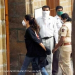 Superstar Bollywood Rhea Chakraborty digelandang masuk tahanan.