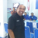Widarsono (baju hitam) saat mengunjungi kantor Sekretariat DPC Partai Demokrat Trenggalek. foto: HERMAN/ BANGSAONLINE