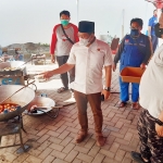 SIDAK: Ketua Komisi D DPRD Sidoarjo M Damroni Chudlori saat sidak ke dapur umum di Dinsos Sidoarjo, Rabu (28/7/2021). foto: MUSTAIN/ BANGSAONLINE