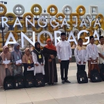 Gubernur Jawa Timur, Khofifah Indar Parawansa dan Bupati Lindra saat foto bersama dengan anak yatim di Tuban, Kamis (30/3/2023)